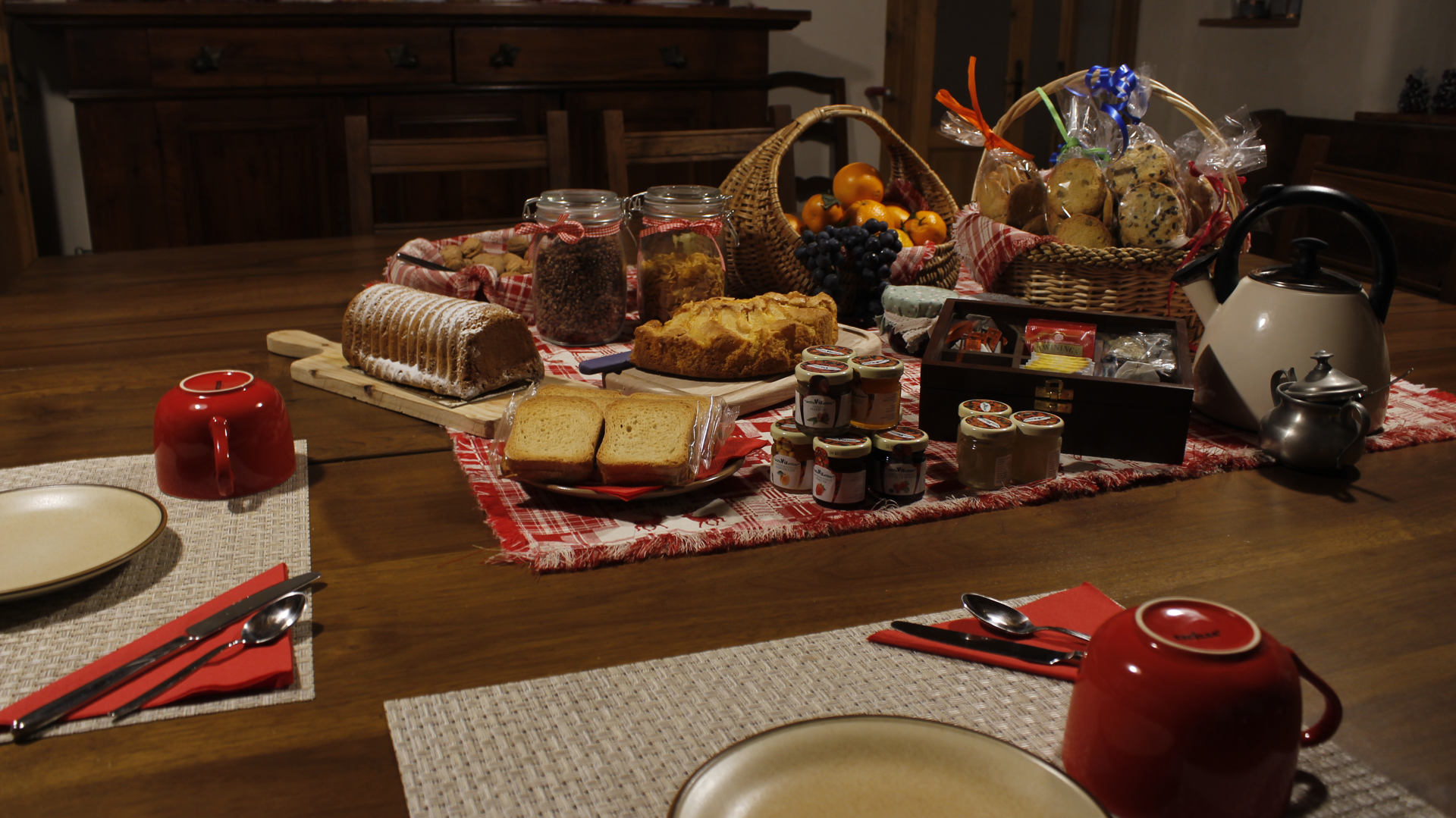 Abbondantissima colazione con specialità locali 