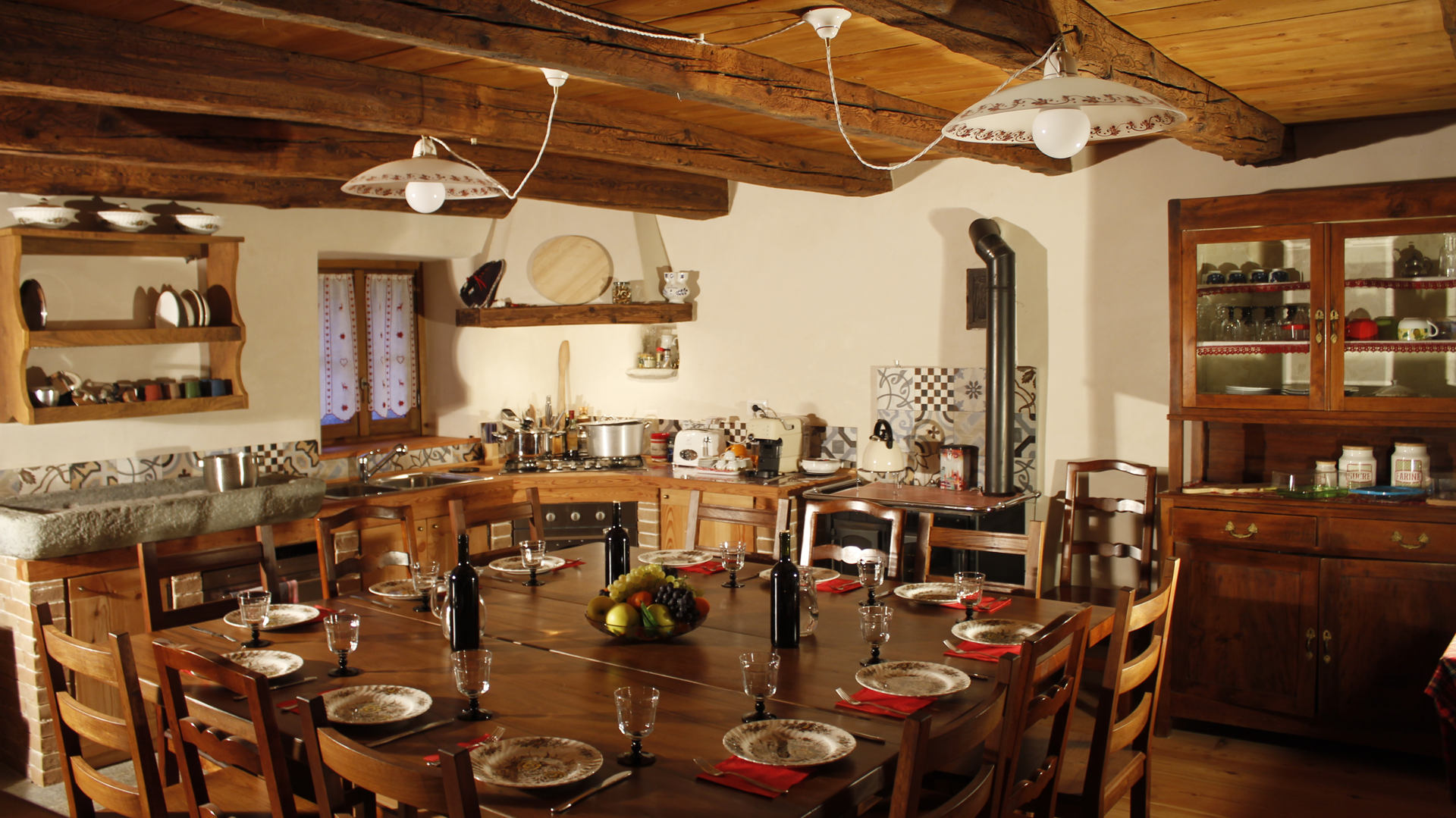 La grande cucina accessoriata è tutta a vostra disposizione