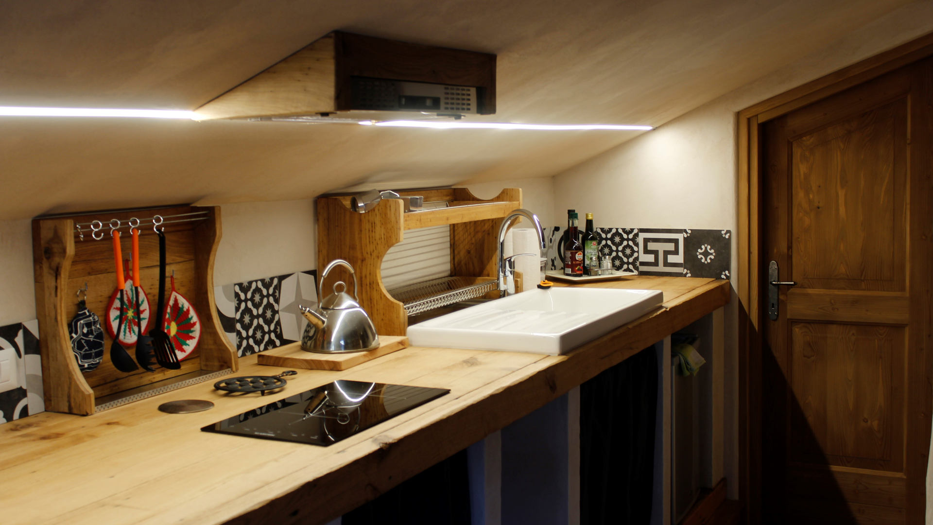 Nel monolocale c'è una piccola cucina funzionale 